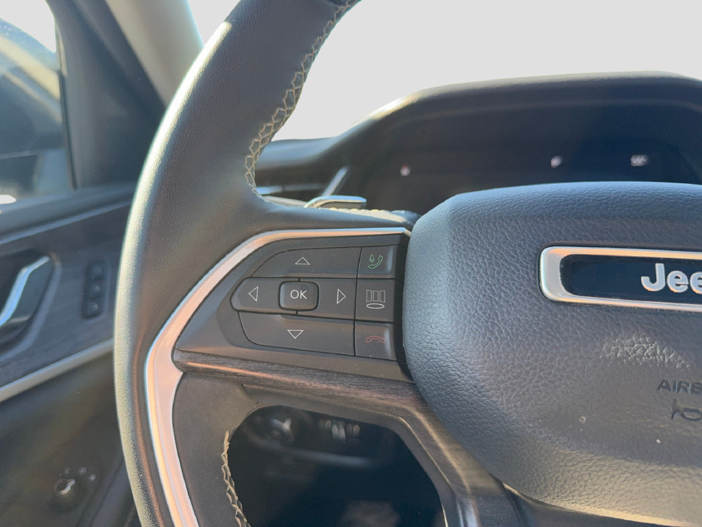 Used 2024 Jeep Grand Cherokee Limited AWD/4WD image 16