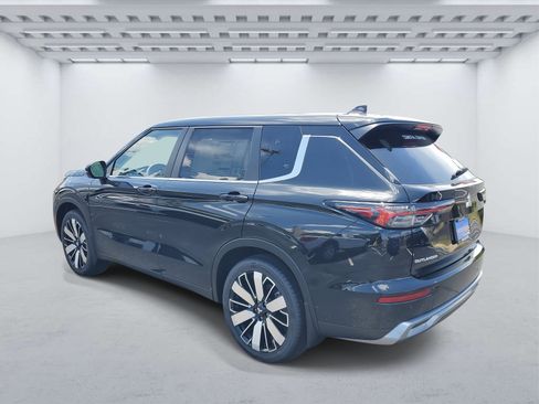 New 2025 Mitsubishi Outlander SE image 3