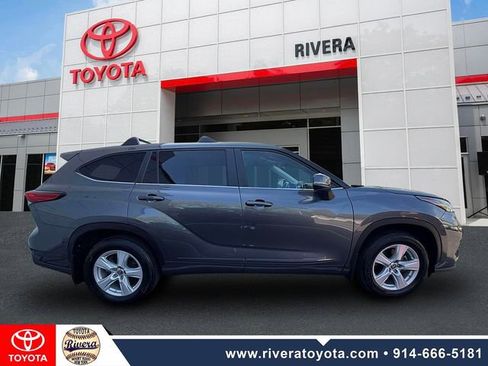 Used 2023 Toyota Highlander LE AWD/4WD image 4