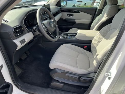 Used 2023 Honda Pilot LX image 2