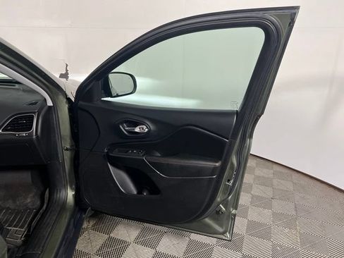 Used 2020 Jeep Cherokee Trailhawk w/ Comfort/Convenience Group AWD/4WD image 30