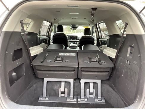 Used 2024 Kia Carnival LX image 34