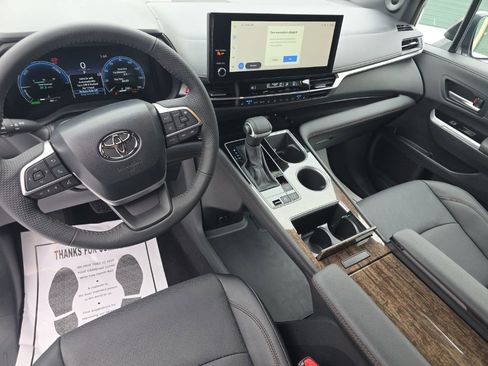 Certified 2025 Toyota Sienna Platinum image 20
