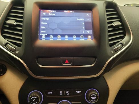 Used 2019 Jeep Cherokee Latitude w/ Popular Appearance Group FWD image 25