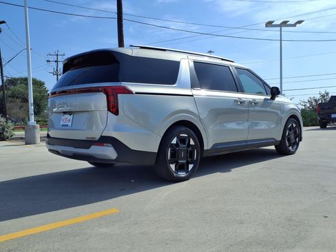 Used 2025 Kia Carnival EX FWD image 5