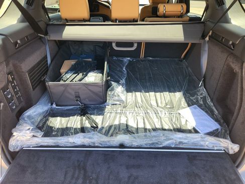 New 2026 Land Rover Discovery Limited Edition AWD/4WD image 15