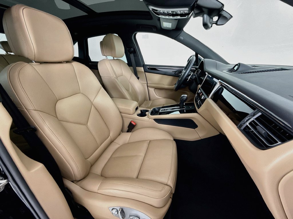 Certified 2026 Porsche Macan AWD/4WD image 30