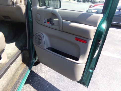 Used 1998 Chevrolet Astro w/ Convenience Group image 30