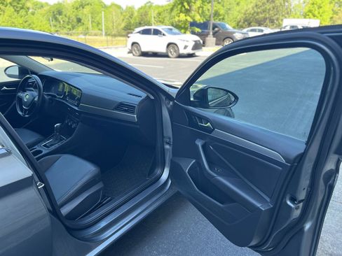 Used 2019 Volkswagen Jetta SE w/ Cold Weather Package image 15