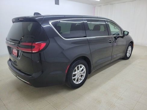 Used 2023 Chrysler Pacifica Touring-L image 6