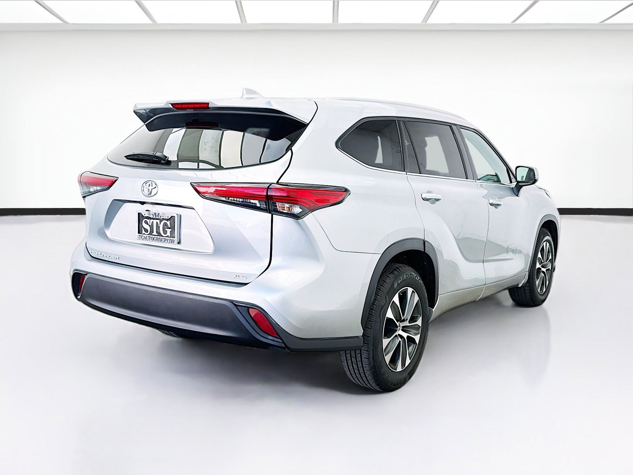 Used 2022 Toyota Highlander XLE FWD image 4