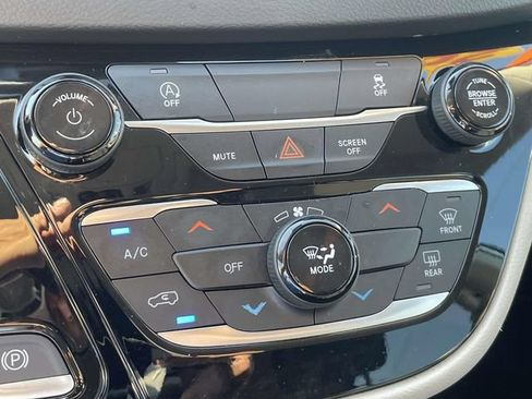 Used 2023 Chrysler Voyager LX FWD image 17