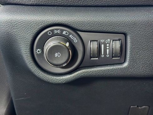 Used 2026 Chrysler Pacifica Limited FWD image 11
