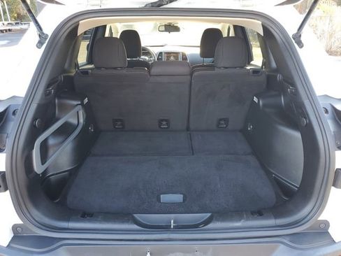 Used 2017 Jeep Cherokee Latitude image 8