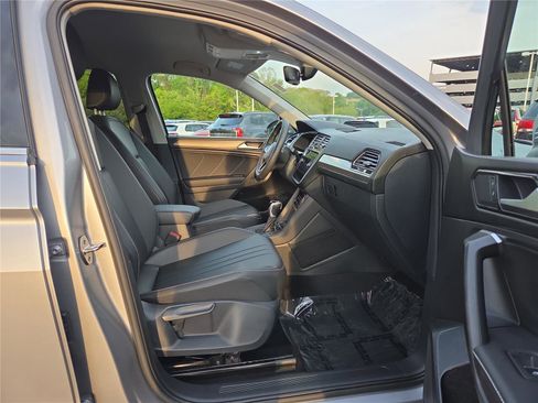Certified 2024 Volkswagen Tiguan SE FWD image 25