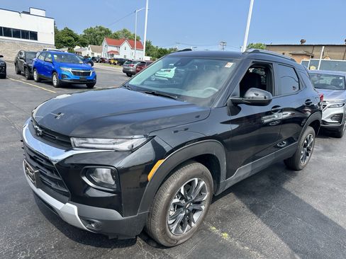 Used 2023 Chevrolet TrailBlazer LT w/ Convenience Package AWD/4WD image 3