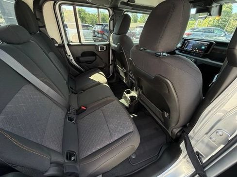 Used 2024 Jeep Gladiator Mojave w/ Technology Group AWD/4WD image 22