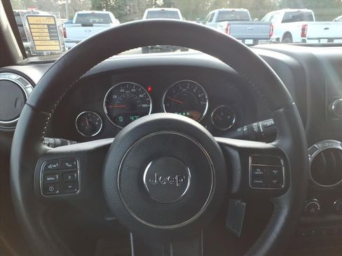 Used 2017 Jeep Wrangler Unlimited Sahara w/ Connectivity Group image 27