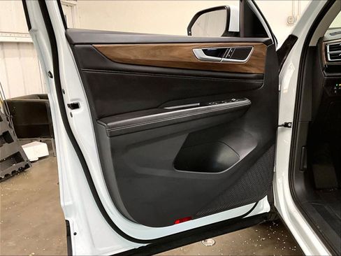 Used 2024 Volkswagen Atlas SE image 25