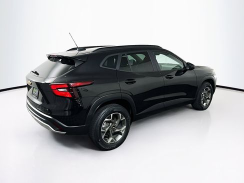 Used 2025 Chevrolet Trax LT w/ LT Convenience Package image 9