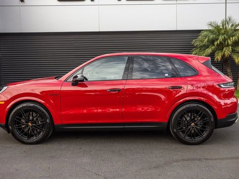 Certified 2025 Porsche Cayenne E-Hybrid AWD/4WD image 2