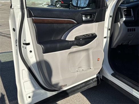 Used 2015 Toyota Highlander Limited image 17