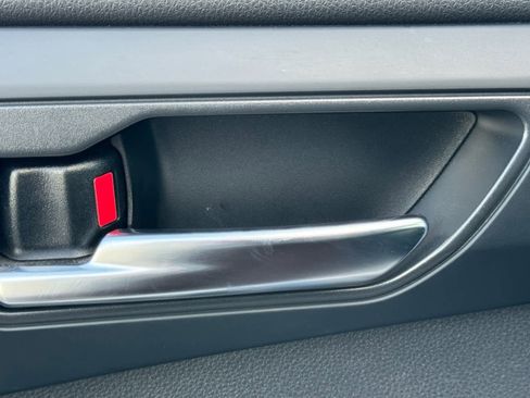 Used 2024 Toyota Highlander XLE image 10