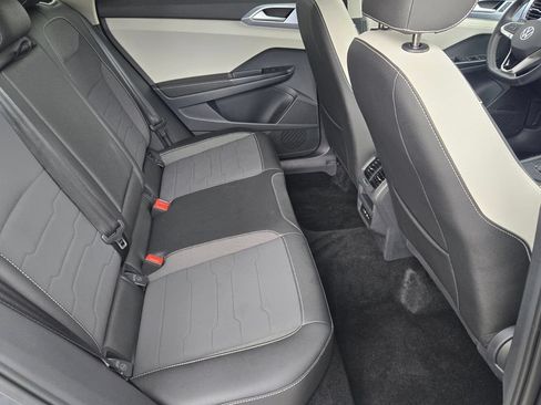 Certified 2026 Volkswagen Taos SE w/ Panoramic Sunroof Package FWD image 17