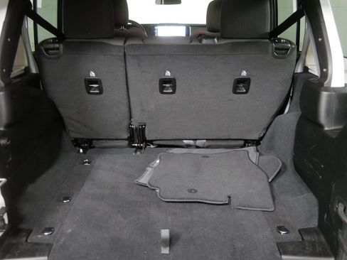 Used 2025 Jeep Wrangler Unlimited Rubicon AWD/4WD image 6