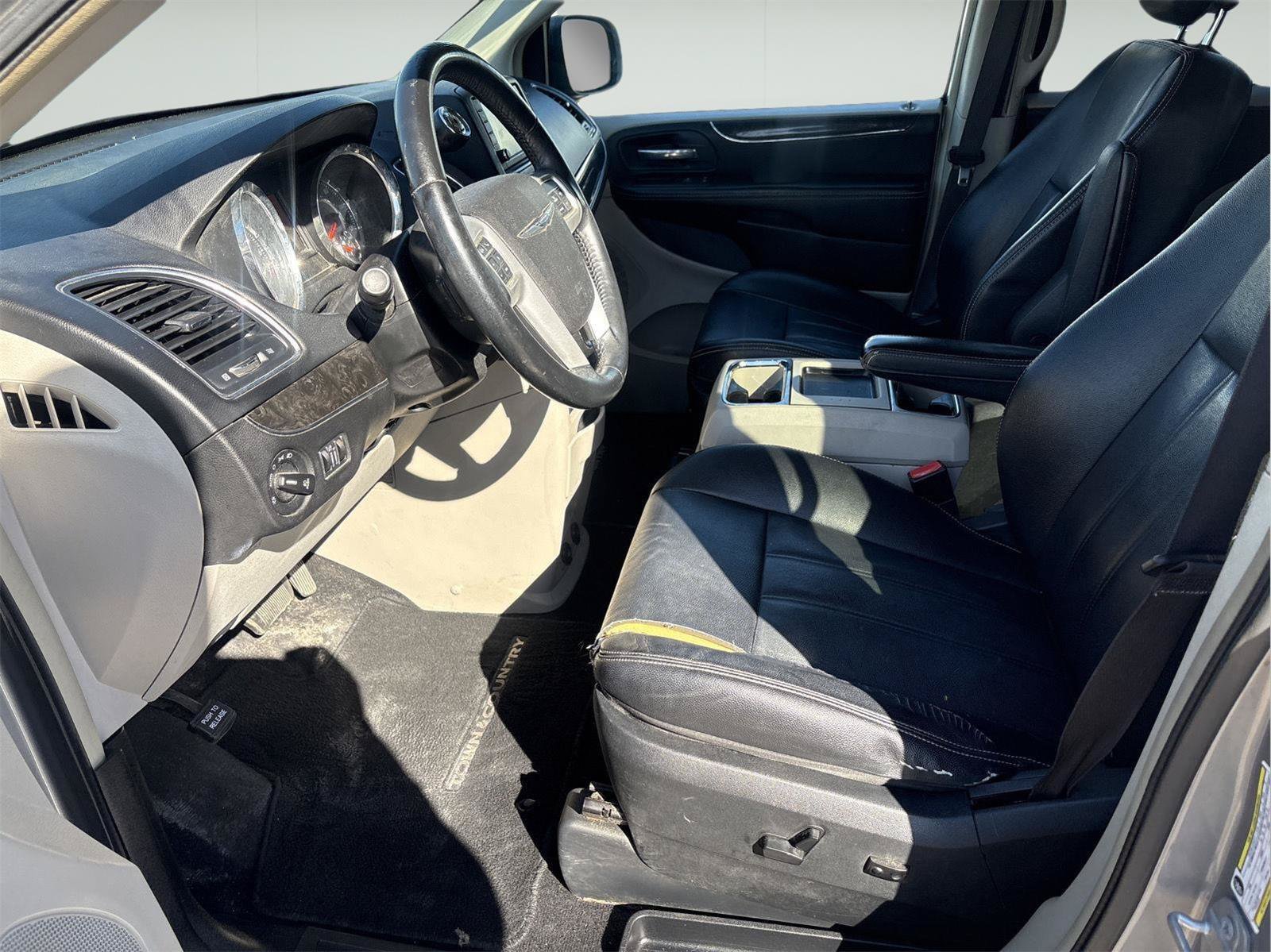 Used 2015 Chrysler Town & Country Touring FWD image 12