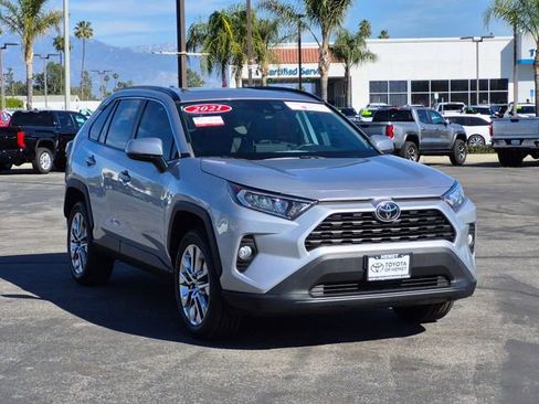 Used 2021 Toyota RAV4 XLE Premium image 3