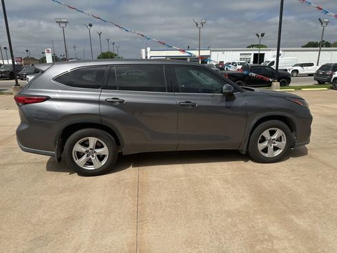 Used 2021 Toyota Highlander LE FWD image 32