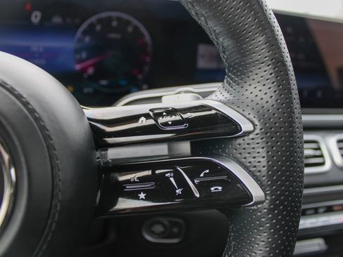 Used 2025 Mercedes-Benz GLS 450 4MATIC image 13