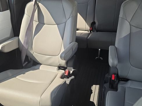 Used 2025 Toyota Sienna XLE FWD image 21