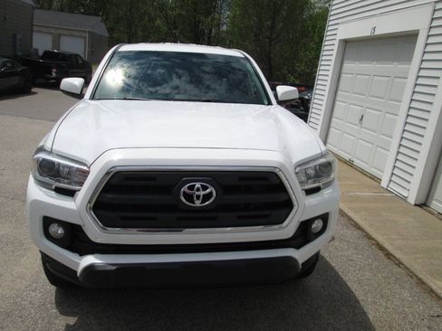 Used 2016 Toyota Tacoma SR5 AWD/4WD image 6