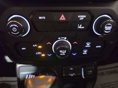 Used 2023 Jeep Renegade Latitude AWD/4WD image 16
