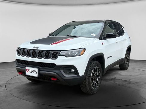 Used 2025 Jeep Compass Trailhawk AWD/4WD image 4