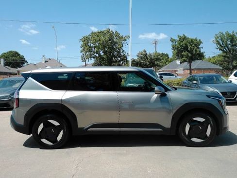 Used 2024 Kia EV9 Light Long Range RWD image 5