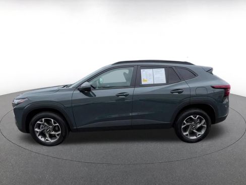Used 2025 Chevrolet Trax LT w/ LT Convenience Package FWD image 8