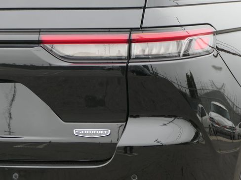 Used 2023 Jeep Grand Cherokee Summit w/ Luxury Tech Group V AWD/4WD image 5