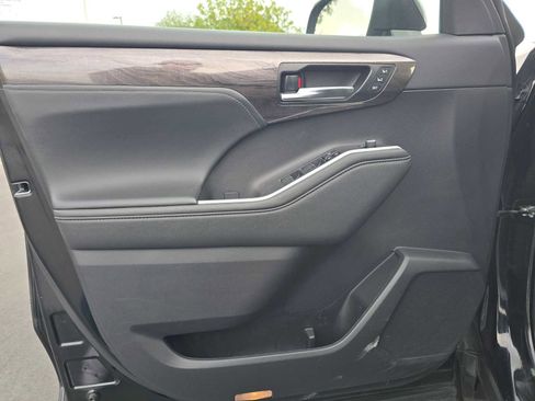 Used 2023 Toyota Highlander Platinum image 22