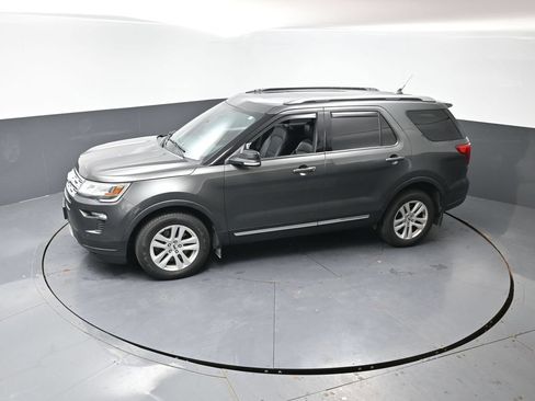 Used 2018 Ford Explorer XLT w/ Equipment Group 202A AWD/4WD image 17