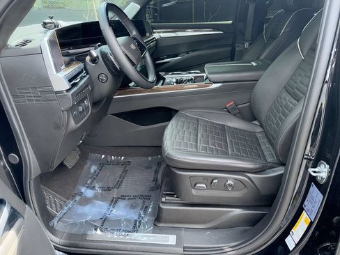 Used 2025 Cadillac Escalade ESV Sport Platinum w/ LPO, Floor Liner Package AWD/4WD image 13