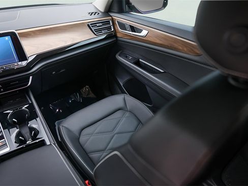 Used 2025 Volkswagen Atlas SE image 30