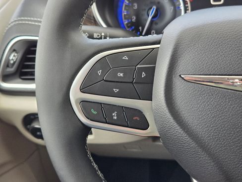 Used 2024 Chrysler Pacifica Limited w/ Uconnect Theater Family Group FWD image 12