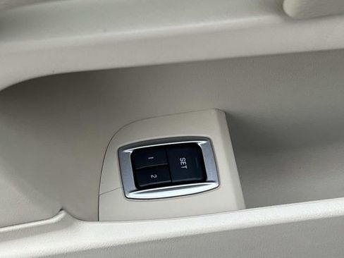 Used 2013 Jaguar XF image 16