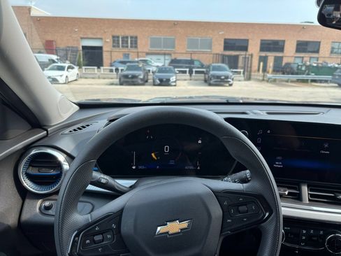 Used 2025 Chevrolet Trax LT FWD image 32