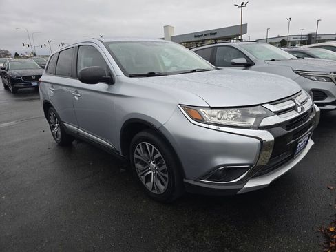 Used 2016 Mitsubishi Outlander ES image 3
