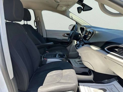 Used 2017 Chrysler Pacifica Touring Plus w/ Tire & Wheel Group FWD image 19