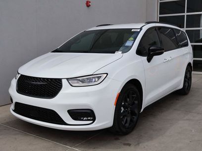 New 2026 Chrysler Pacifica Select w/ S Appearance Package